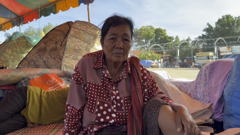 Kim Sron, a 71-year-old grandmother and a former soldier, sits at her campsite in a camp for internally displaced persons at the Utdom Monivong pagoda on December 15, 2025. (Mech Dara/Mekong Independent)