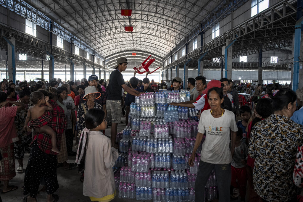 Volunteers prepare to distribute water bottles to the more than 1,000 families taking refuge in the market square at the Borey Chey 2 gated community in Cambodia’s Banteay Meanchey province on December 14, 2025. (Roun Ry/Mekong Independent)