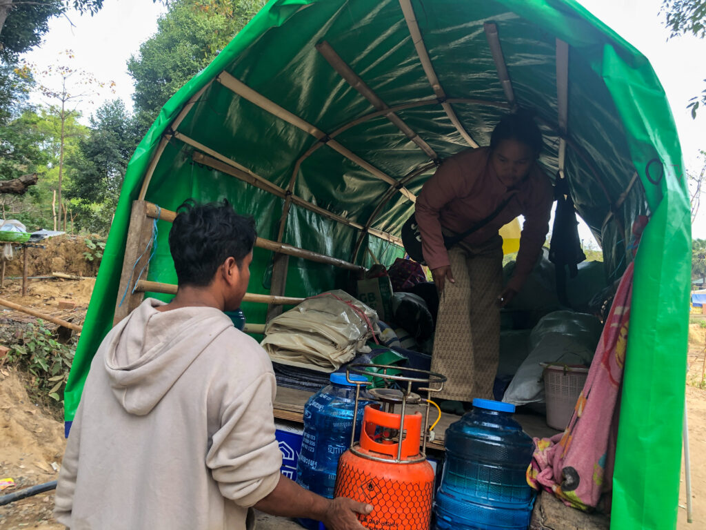 Khieu Chhorvy and her family packed their belongings to leave the displacement camp at Peoung Preah Kou Preah Keo Mean Rith pagoda in Cambodia's Preah Vihear province on January 15, 2026. (Meng Kroypunlok/Mekong Independent)