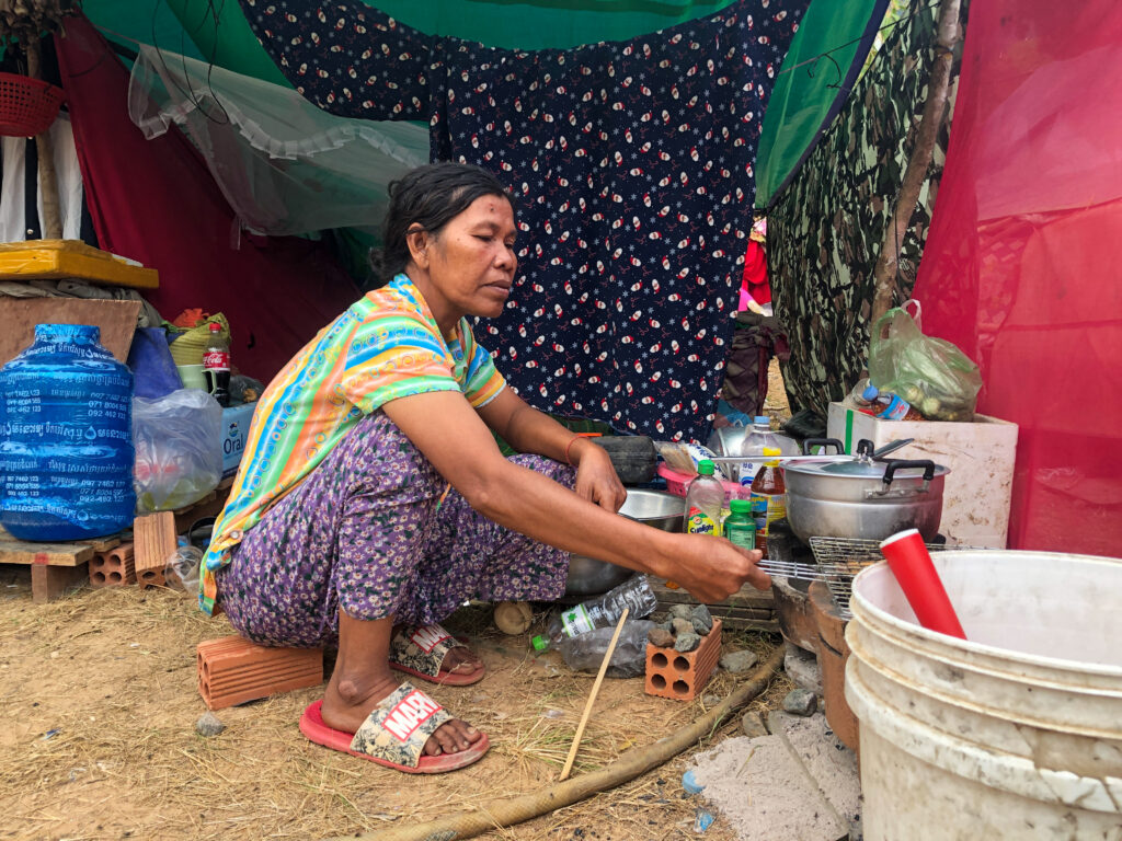 Soun Chanthy cooks breakfast in a displacement camp in Peoung Preah Kou Preah Keo Mean Rith pagoda in Cambodia's Preah Vihear province on January 15, 2026. (Meng Kroypunlok/Mekong Independent)
