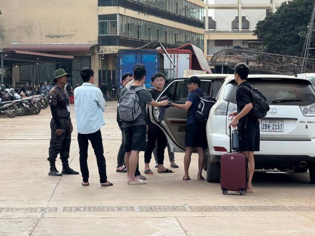 Foreign workers load their luggage into an SUV to leave a scam complex in Cambodia's Tbong Khmum province, identified by Cyberscam Monitor as Rongxingdi Resort World, on January 17, 2026. (Mech Dara/Mekong Independent)