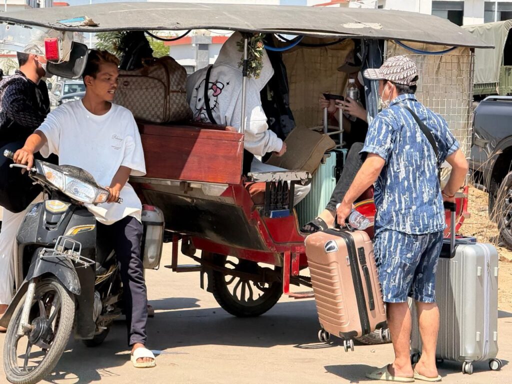 A man packs luggage into a parked tuk-tuk near the A7 Park in Cambodia's Bavet city during a police raid on February 1, 2026. (Mech Dara/Mekong Independent)