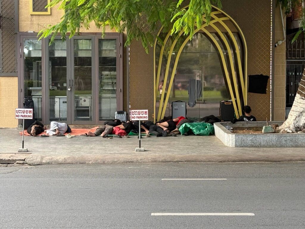 Indonesian nationals sleep on mats rolled out in front of a business near the Indonesian Embassy in Phnom Penh on March 7, 2026. (Mech Dara/Mekong Independent/Creative Commons)
