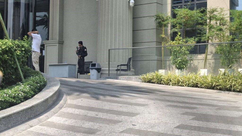 A military police officer armed with a semi-automatic assault rifle stood in front of the Panda Commercial Bank headquarters in Phnom Penh on April 2, 2026. (Danielle Keeton-Olsen/Mekong Independent/Creative Commons)