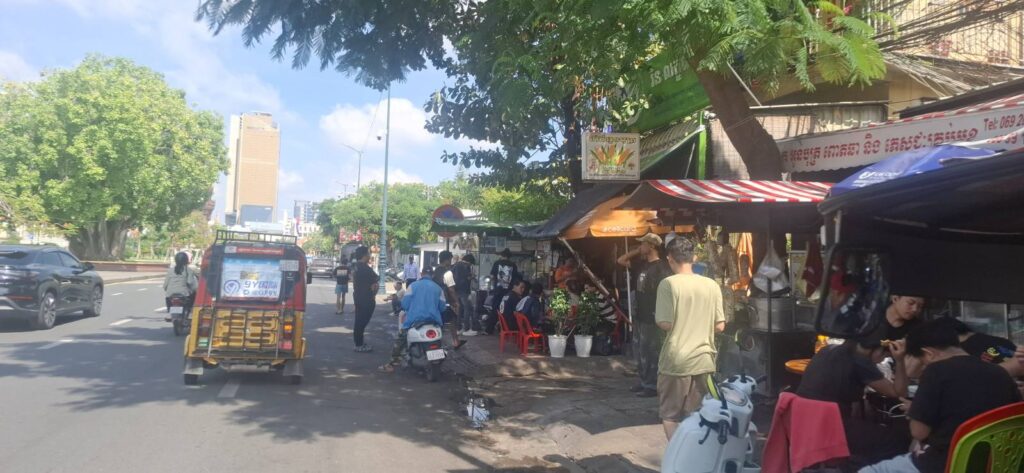 Indonesians sit for meals and wait at food stalls and restaurants next to the Indonesian Embassy in Phnom Penh on June 15, 2026. (Danielle Keeton-Olsen/Mekong Independent/Creative Commons)